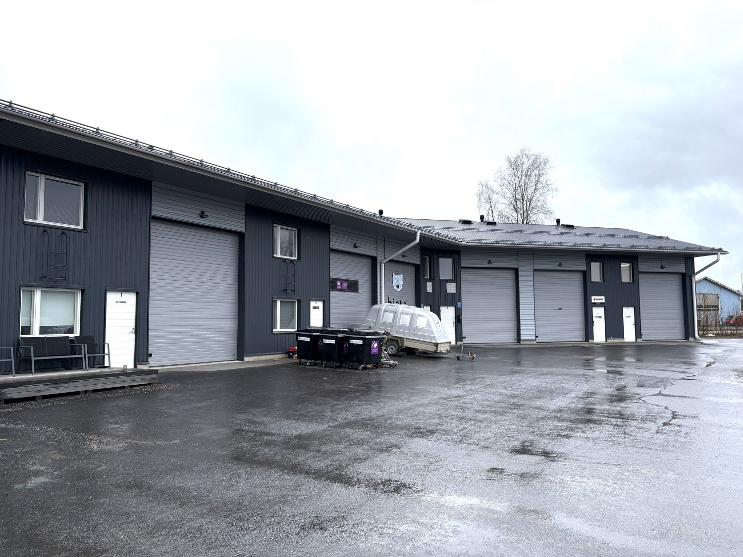 Ruskosta erinomaiselta sijainnilta myydään siisti tuotanto-/hallitila. Hallin yhteydessä alakerrassa on tilava WC- ja su...