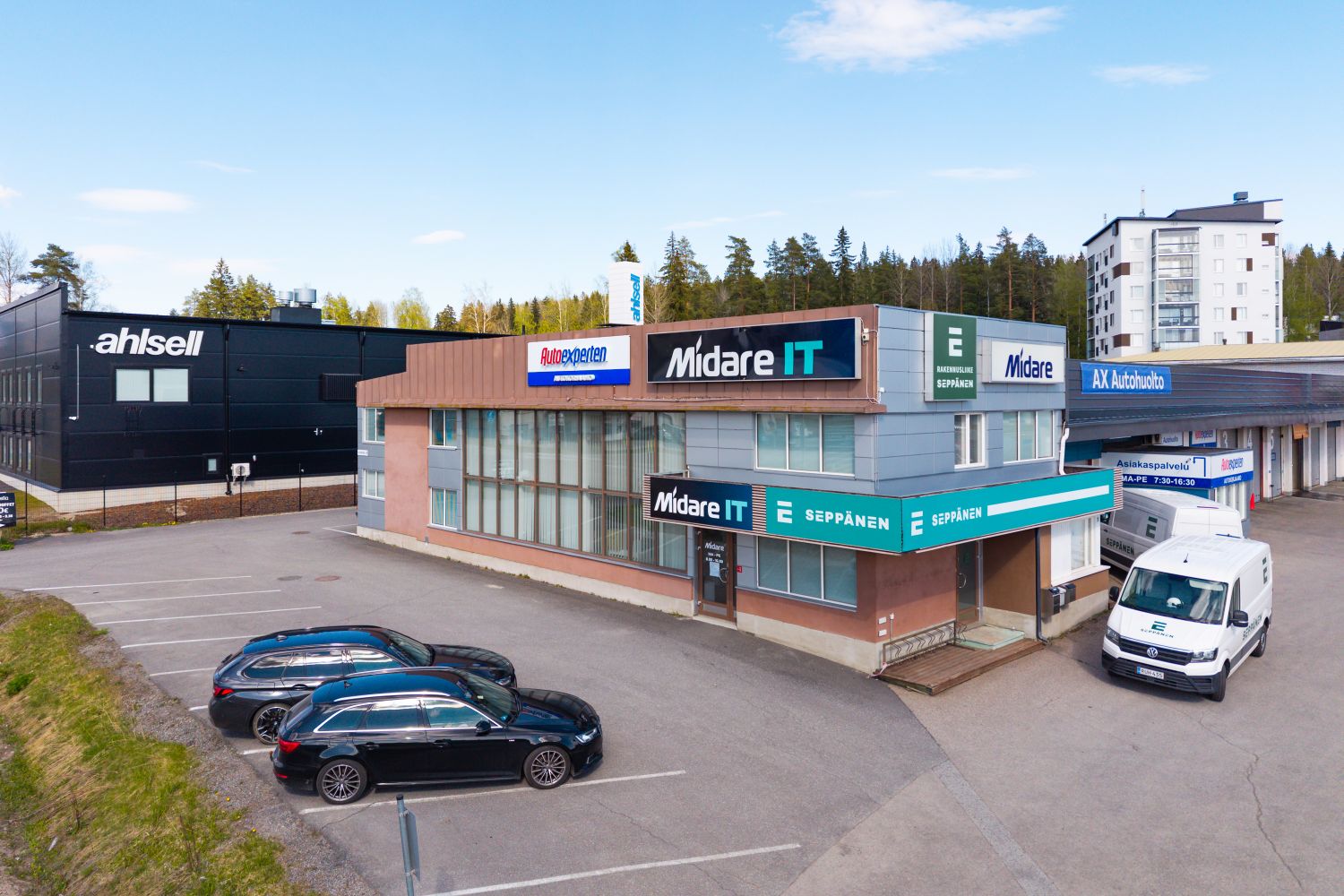 Erinomaisella paikalla siistikuntoinen myymälä-/toimistototila, jossa viilennys - Huippunäkyvyys Jyväskylän Seppälässä! ...