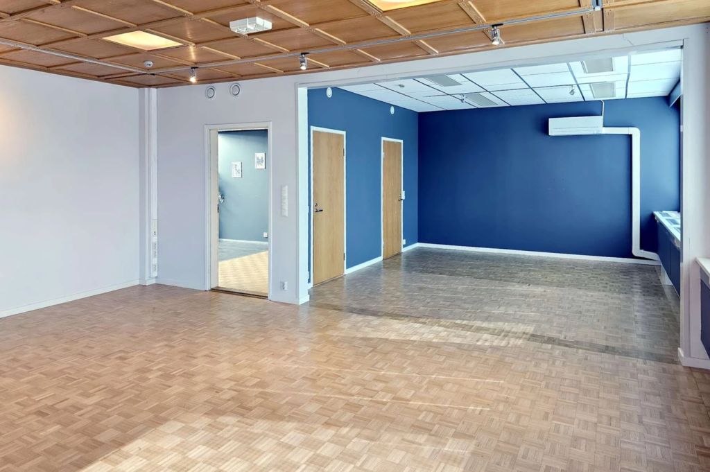 Siistiä toimistotilaa Helsingin Suutarilassa. 

Tämä 78 m² toimistotila sijaitsee kiinteistön 3. kerroksessa. Tila on va...