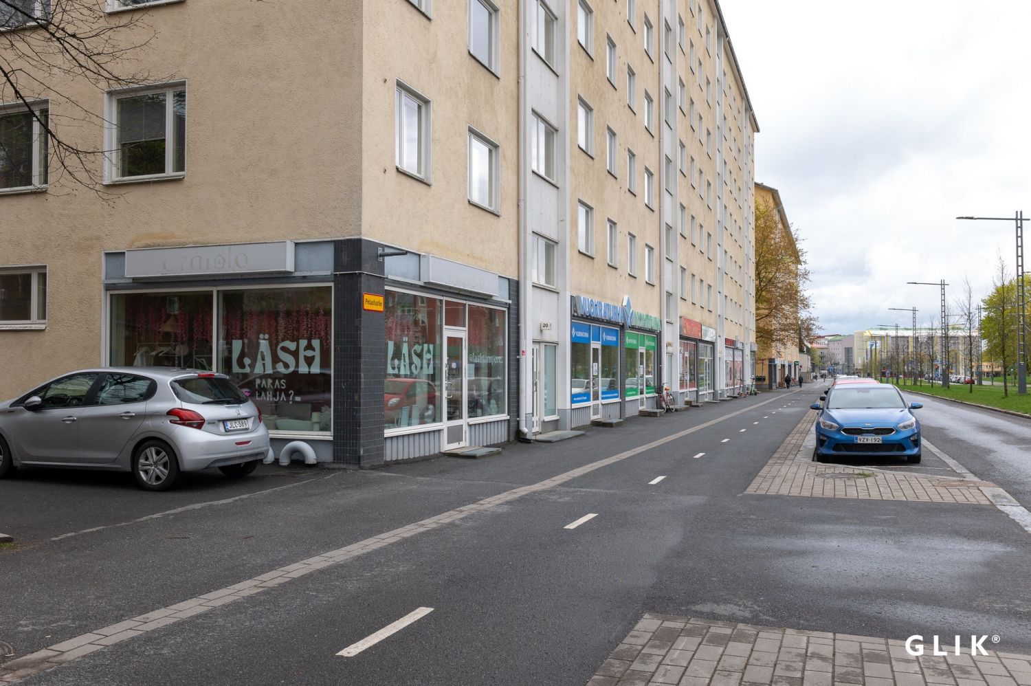 Liikehuoneisto huippupaikalla Tampereen KalevassaTämä 57-neliöinen liiketila sijaitsee Tampereen Kalevassa, Sammonkadun varrella, aivan raitiovaunupysäkin tuntumassa. Sijainti tarjoaa erinomaisen näkyvyyden ja helpon saavutettavuuden niin julkisilla kulkuvälineillä kuin omalla autollakin liikkuvil...