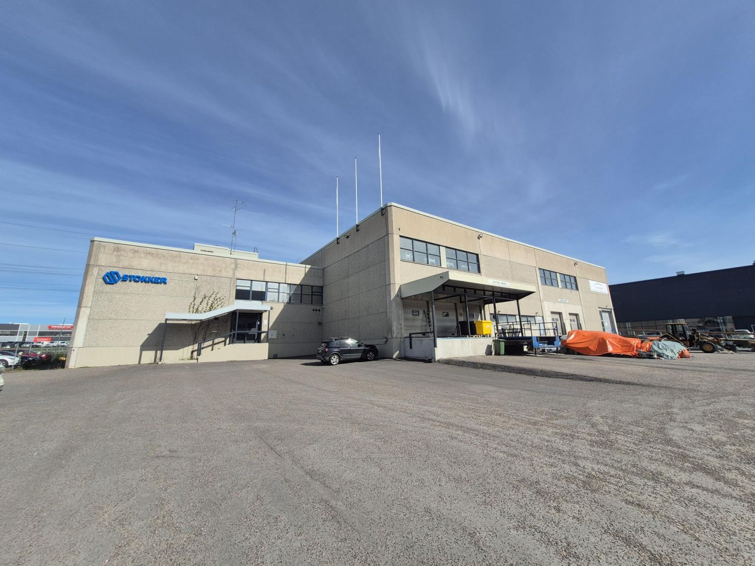 VUOKRATAAN VARASTOA JA TOIMISTOA HYVÄLLÄ SIJAINNILLA VANTAAN VARISTOSSA, Riihikuja 5Vuokrattavana 1250 m2 varastotilaa (hyvä näkyvyys kehä 3:lle).- Useita lastauslaitureita - Korkeus 9 m. - Lisäksi 250m2 varastoparvi - Lattian kantavuus on 2000kg/m2, vuokralaisen on mahdollista hyödyntää kuvi...