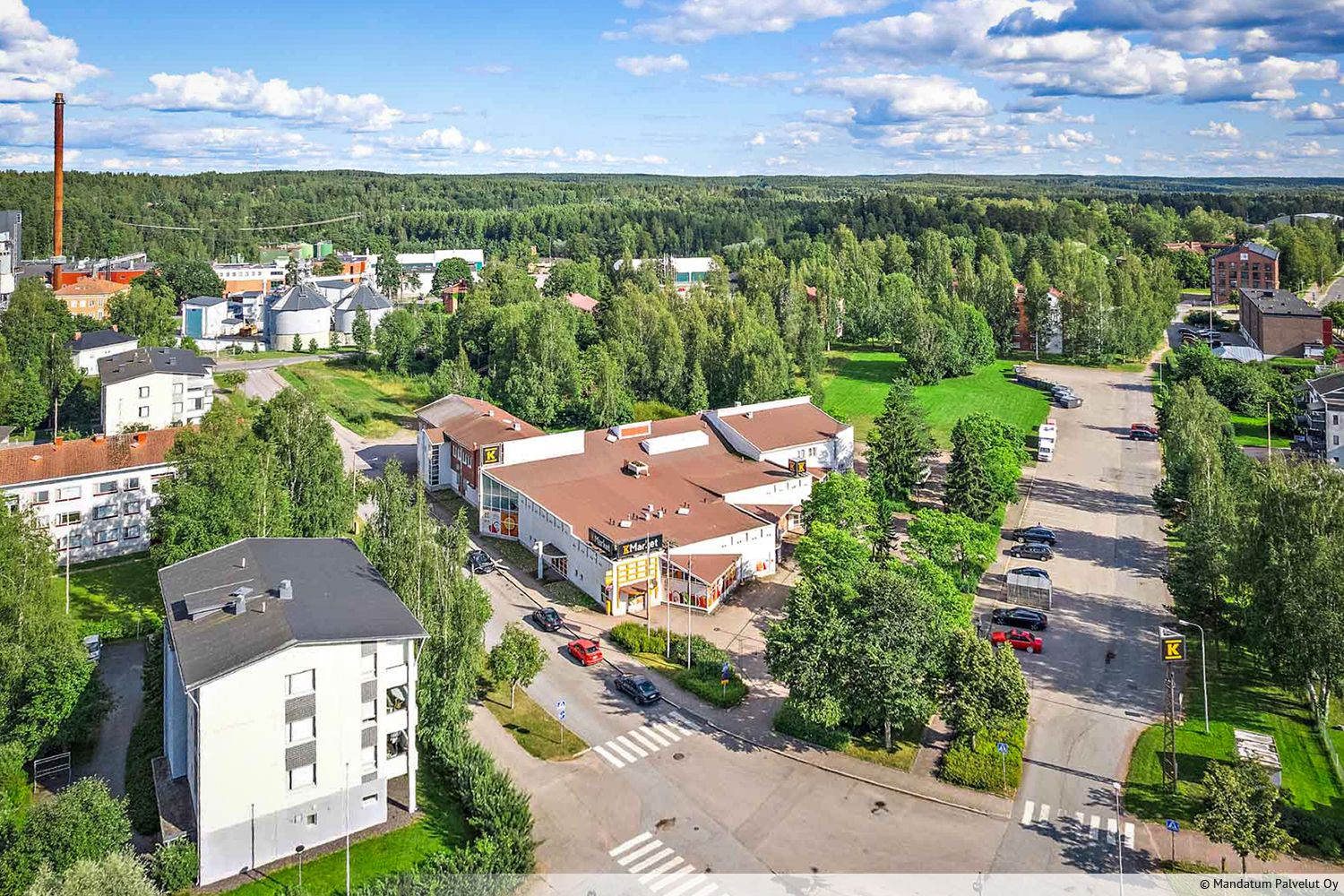 Vuokrataan katutason 394 m² liiketila Kyröskosken vilkkaimmalla kauppapaikalla. Samassa kiinteistössä toimii K-Market Kyröskoski, mikä takaa jatkuvan päivittäisen asiakasvirran ja hyvän näkyvyyden liiketoiminnalle.