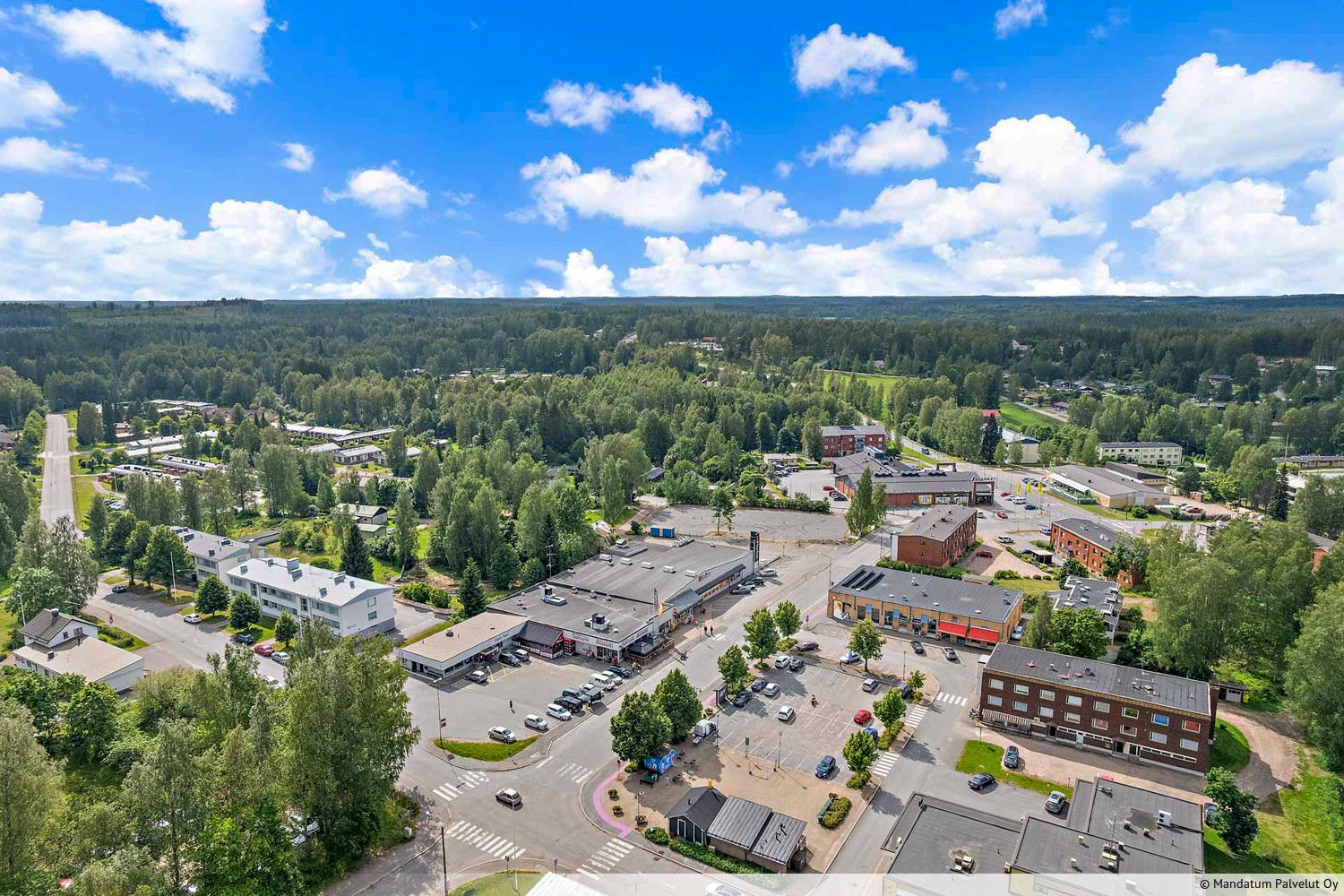Vuokrataan katutason liiketila K-Market Savitaipaleen vieressä, Savitaipaleen toria vastapäätä. Tilassa pieni keittiöllinen taukotila ja wc. Hyvät pysäköintipaikat asiakkaille suoraan liiketilan edessä.