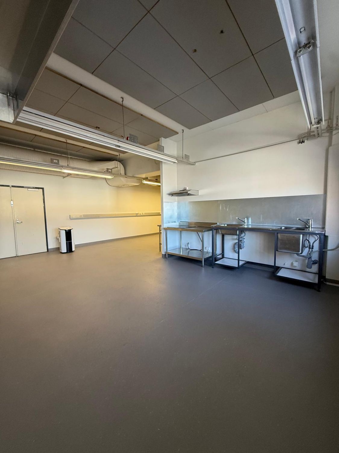 Käytännöllinen ja helposti muunneltava 71,5m2 toimitila monenlaiseen yritystoimintaan. Heti vapaa! 