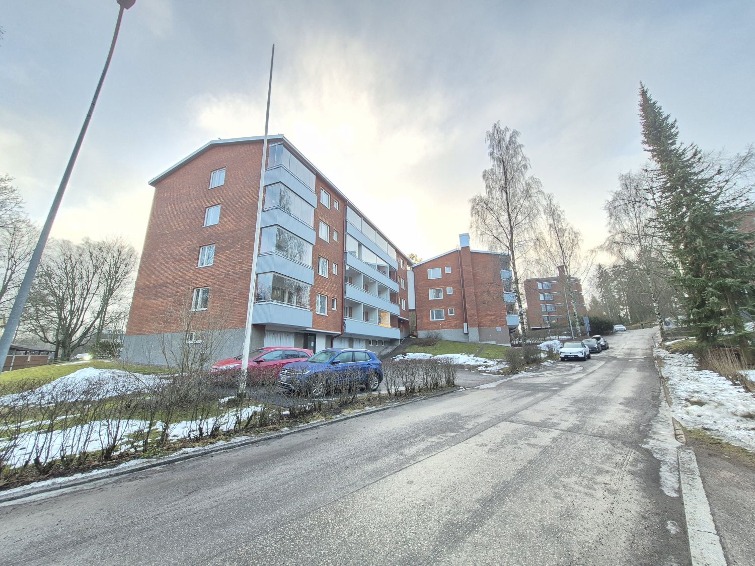 Hyvällä paikalla Etelä-Haagassa toimistotila. Tilassa 2-3 huonetta, keittokomero ja wc. Tila asuinkerrostalon kivijalass...
