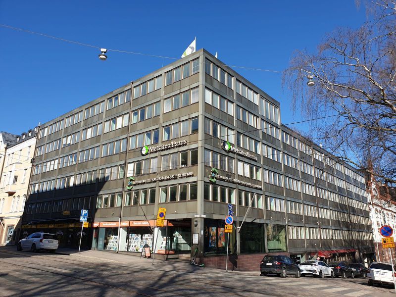 Vuokrataan Kruununhaassa ensiluokkaista toimistotilaa Senaatintorin välittömässä läheisyydessä Suomen Pankkia vastapäätä...