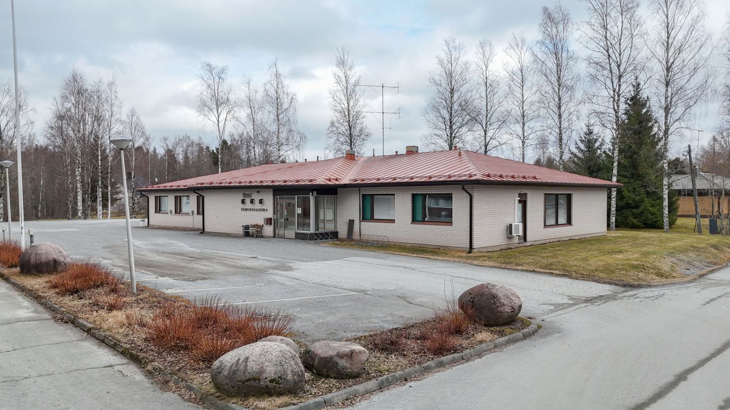 Myydään nettihuutokaupalla entinen Honkajoen terveysasema!

Noin 1930 neliön tontilla (määräala) sijaitseva vuonna 197...