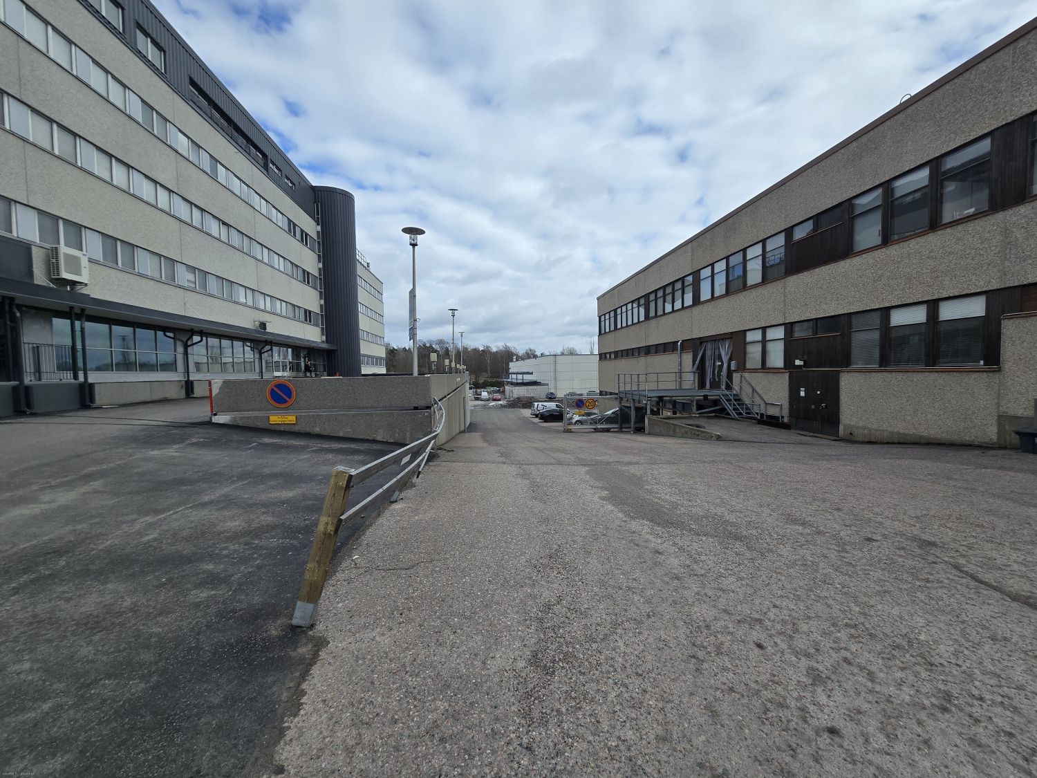 Varasto sisäänkäynti ja lastauslaituri