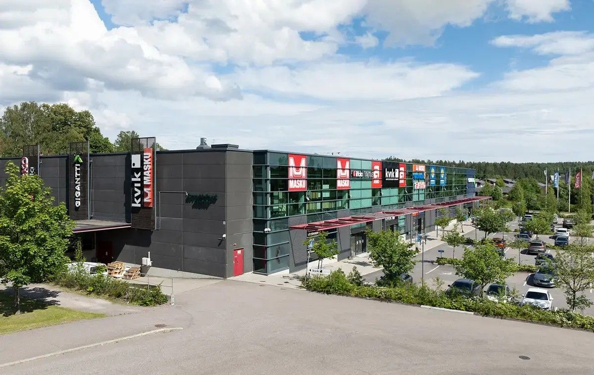 Espoon Lommilassa sijaitseva Espoontie 25 ei ole mik&auml;&auml;n tavallinen liiketila. Se on paikka, johon asiakkaat kurvaavat k&auml;tev&auml;sti Keh&auml; III:lta, t&auml;m&auml; on paikka, joka tunnetaan.Toisessa kerroksessa odottaa kolme erikokoista liiketilaa, jotka sopivat erinomaisesti suur...
