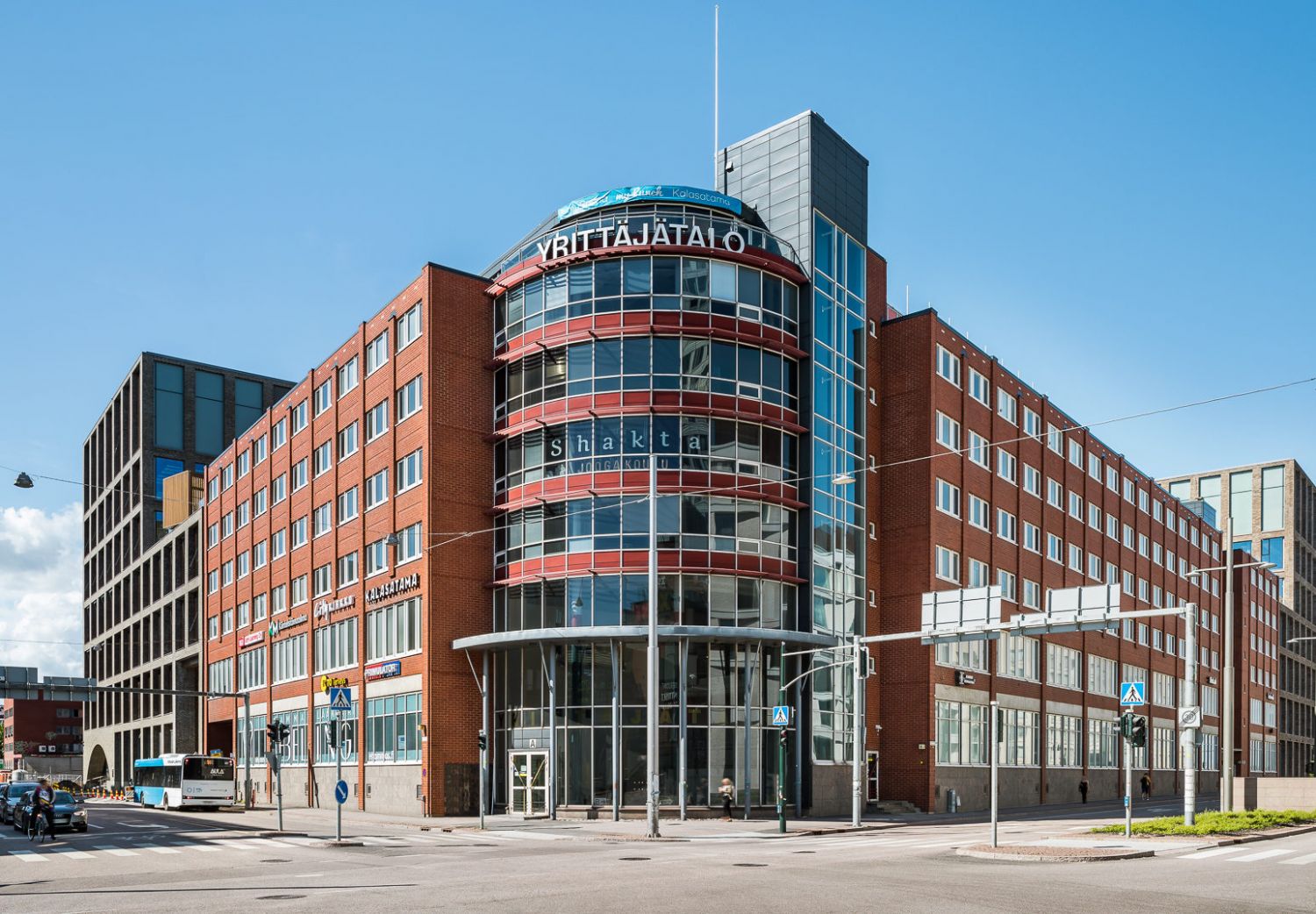 Kalasataman metroaseman vieress&auml;, aivan Helsingin keskustan tuntumassa, sijaitsee Helsingin Yritt&auml;j&auml;ta...