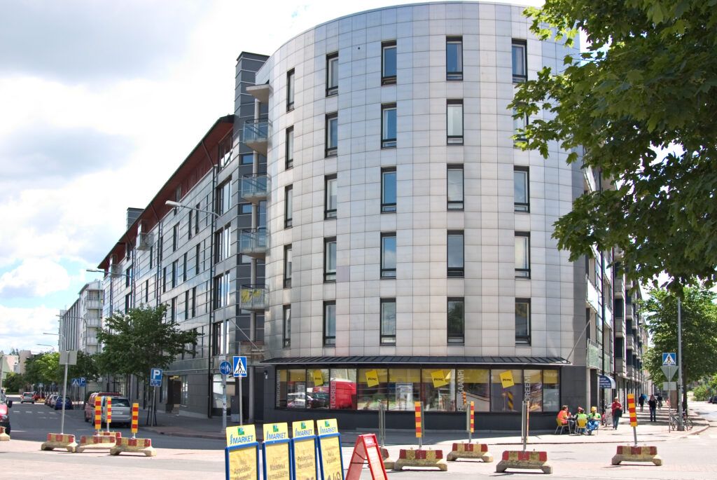 Vuokrattavana selkeä ja edullinen 51 m² liiketila Hitsaajankatu 15:ssä Herttoniemessä. Ensimmäisen kerroksen maantason tila soveltuu hyvin niin toimisto- kuin liiketilakäyttöön, ja sisäänkäynti onnistuu sekä porrashuoneesta että sisäpihan puolelta. Ikkunat avautuvat rauhalliselle sisäpihalle ja selk...