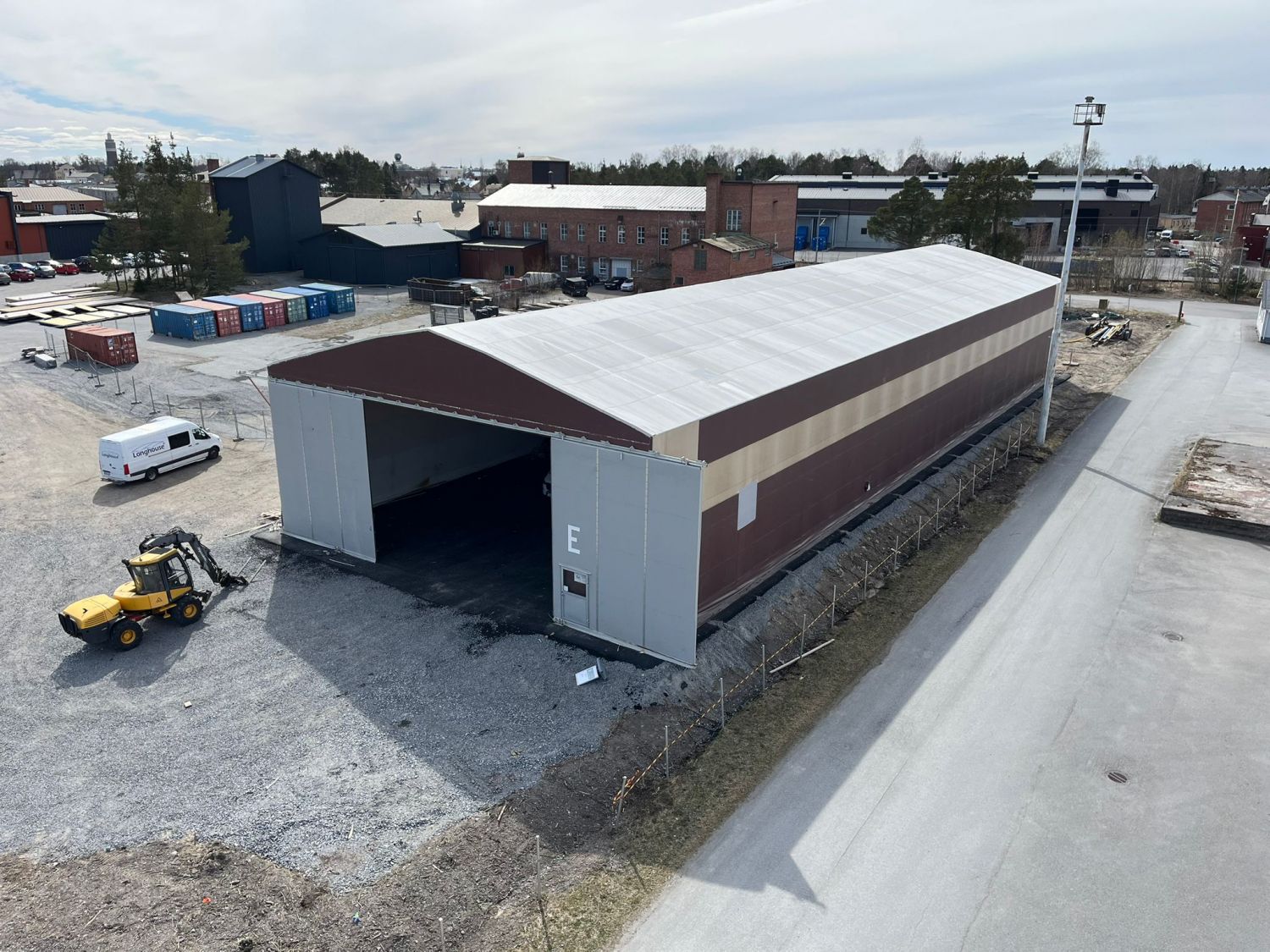 Vuokrataan Kaarilahden alueelta 1206m2 pressuhalli jossa asfaltoitu pohja ja tupla pressu. 

Pinta-ala 1206m2 (60,3m x 2...