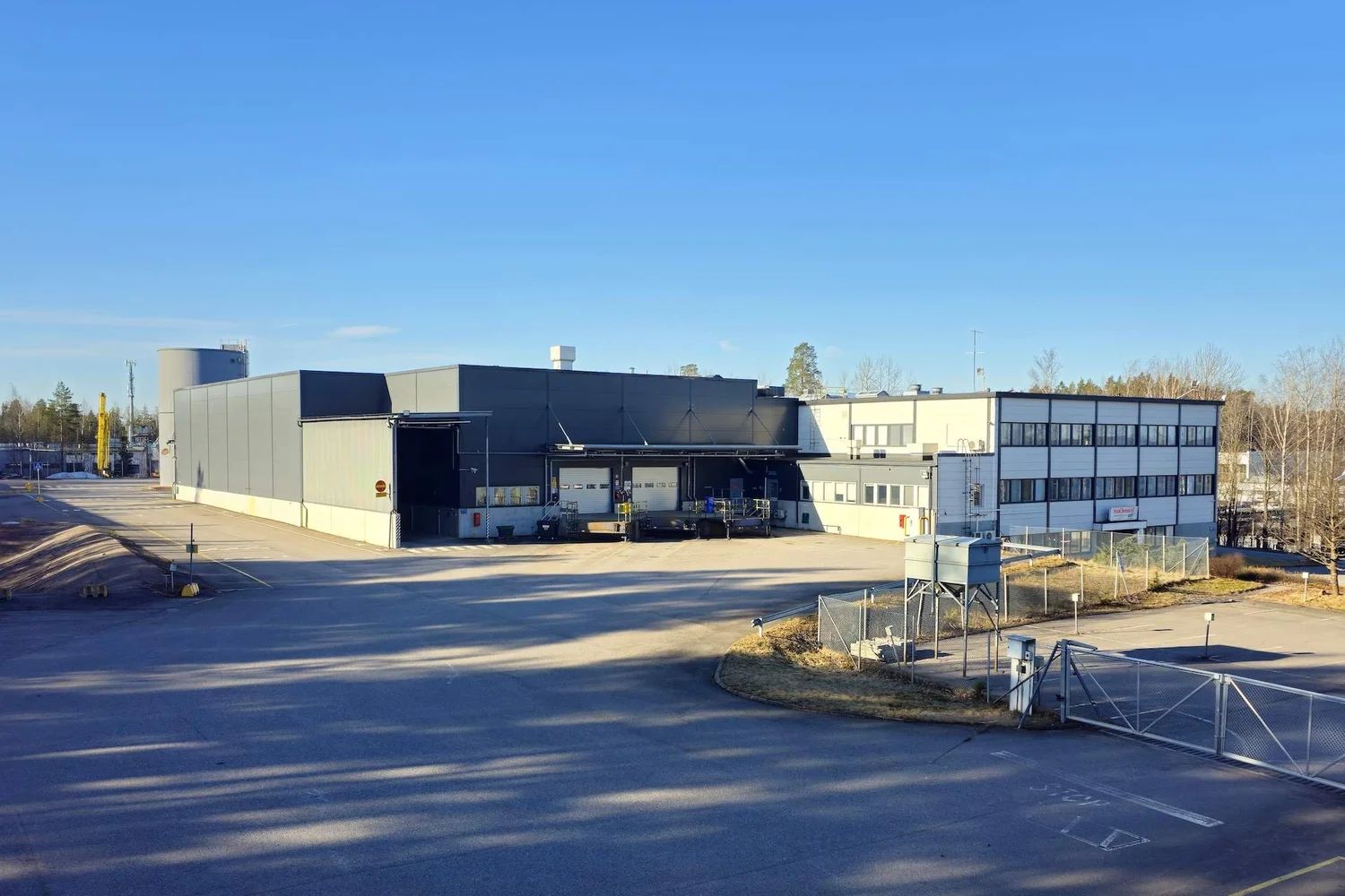 Etsitk&ouml; tilaa, jossa mahtuu tekem&auml;&auml;n eik&auml; vain suunnittelemaan? Pieni teollisuuskatu 2 tarjoaa la...