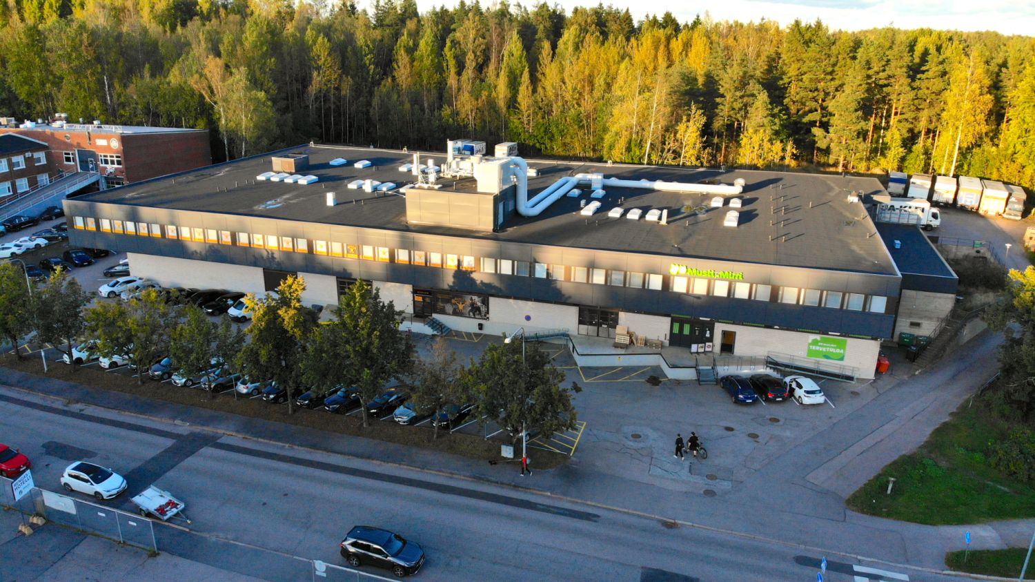 Tarjolla tilava ja muuntojoustava 817 m&sup2; toimitila 2. kerroksessa Hankasuontiell&auml;. Noin 2,5 metrin huonekor...