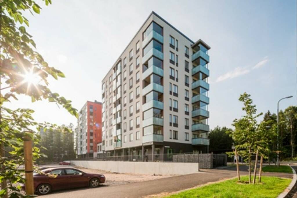 Vuokrattavana siisti liiketila vuonna 2015 valmistuneesta Tampereen Aaretista, aivan Lent&auml;v&auml;nniemen torin y...