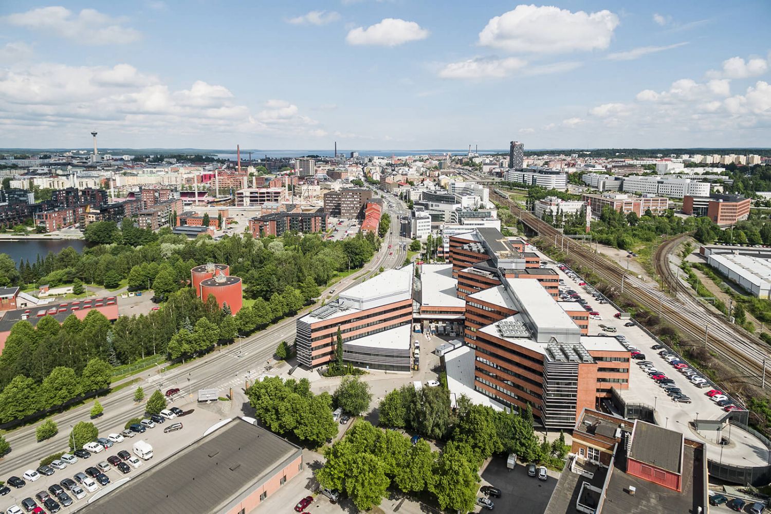 Valtatie 30 tarjoaa modernit ja laadukkaat toimitilat n&auml;kyv&auml;ll&auml; paikalla Hatanp&auml;&auml;n valtatiel...