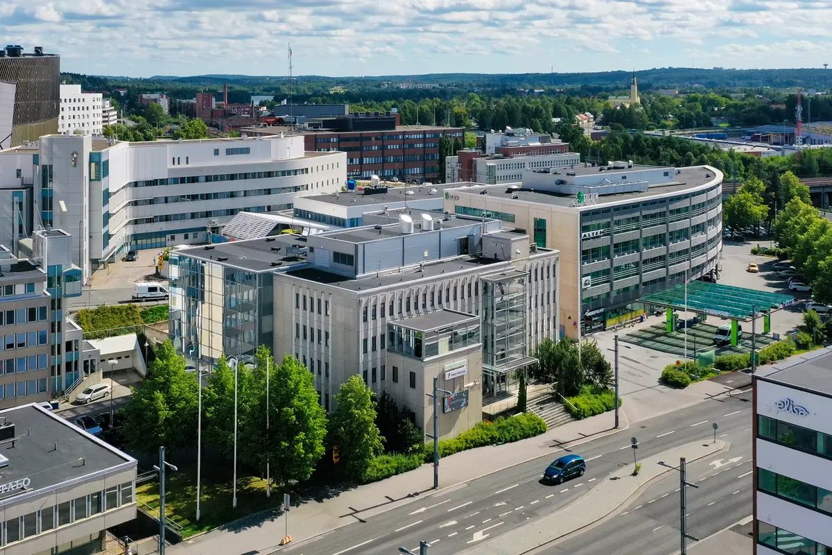 Hatanp&auml;&auml;n valtatie 18 tarjoaa modernit ja helposti muokattavat toimitilat n&auml;kyv&auml;ll&auml; paikalla...
