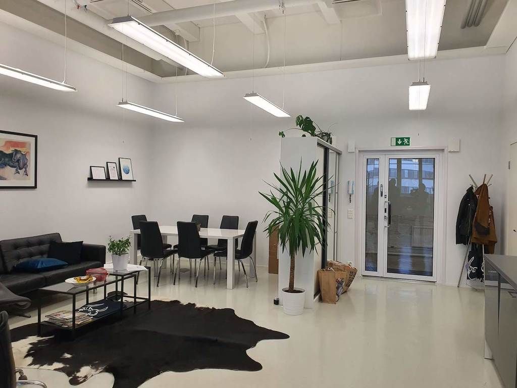 Toimistotilaa perinteikkäässä tekosilkkikutomossa Vallilassa.

Tämä industrial-henkinen 81,5 m² toimisto sijaitsee kiint...