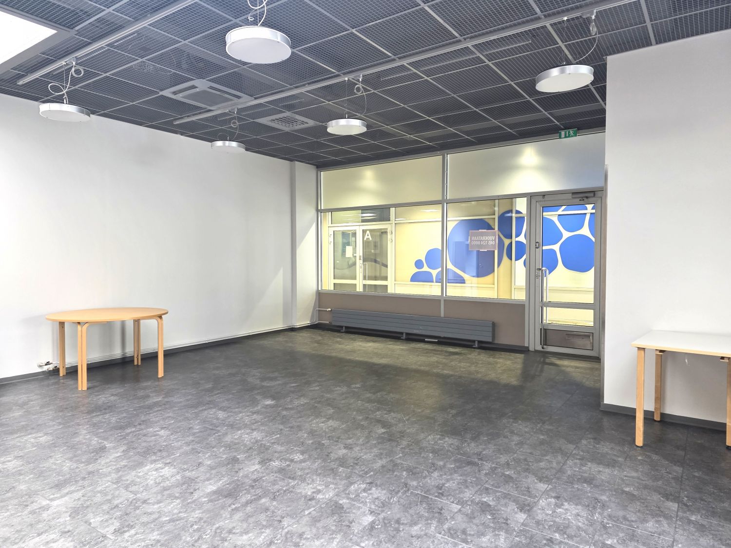 Toinen sisäänkäynti liiketilaan