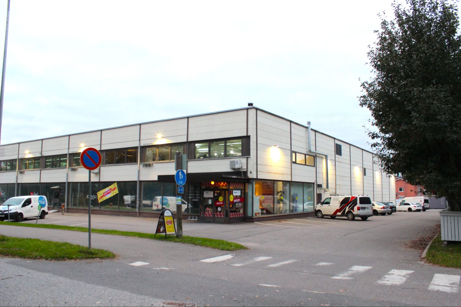 1699 m&sup2; logistiikkatilaa Hakkilassa &ndash; 6,3 m korkea, lastauslaituri ja laajennusvara
