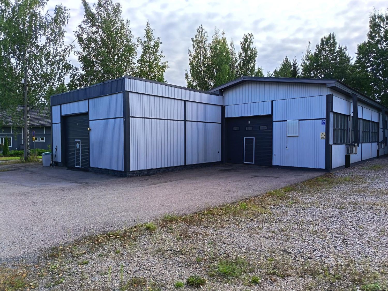 Vuokrataan lämmin halli, jonka korkeus on 5 m. Hallissa on lattiakaivo, vesipiste ja kaukosäädöllä toimiva nosto-ovi. Li...