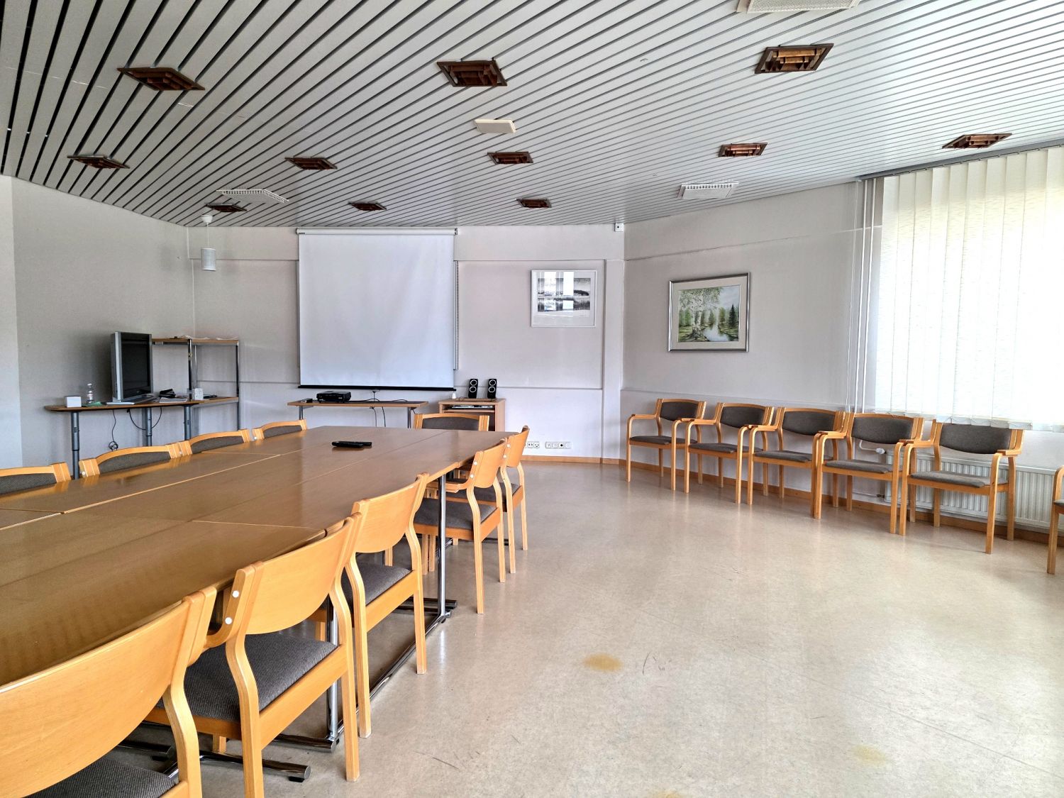Kokoustila on iso ja valoisa tila