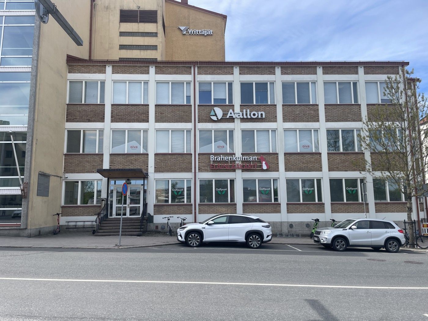 Vuokrattavana 1. krs 222 m² valoisa liikehuoneisto näkyvällä paikalla Brahenkadun ja Läntisen Pitkänkadun kulmassa. Tilo...