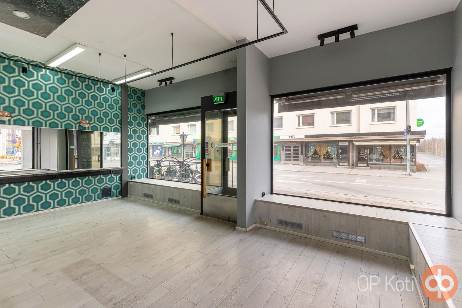 Liiketila Mikkelin yhdeltä näkyvimmältä paikalta!Nyt tarjolla siisti ja monikäyttöinen 62 m² liiketila Mikkelin ydinkeskustassa. Katutason liiketila tarjoaa erinomaisen näkyvyyden ja helpon saavutettavuuden asiakkaille. Tila soveltuu mainiosti esimerkiksi myymäläksi tai palveluliiketoimintaan. L...