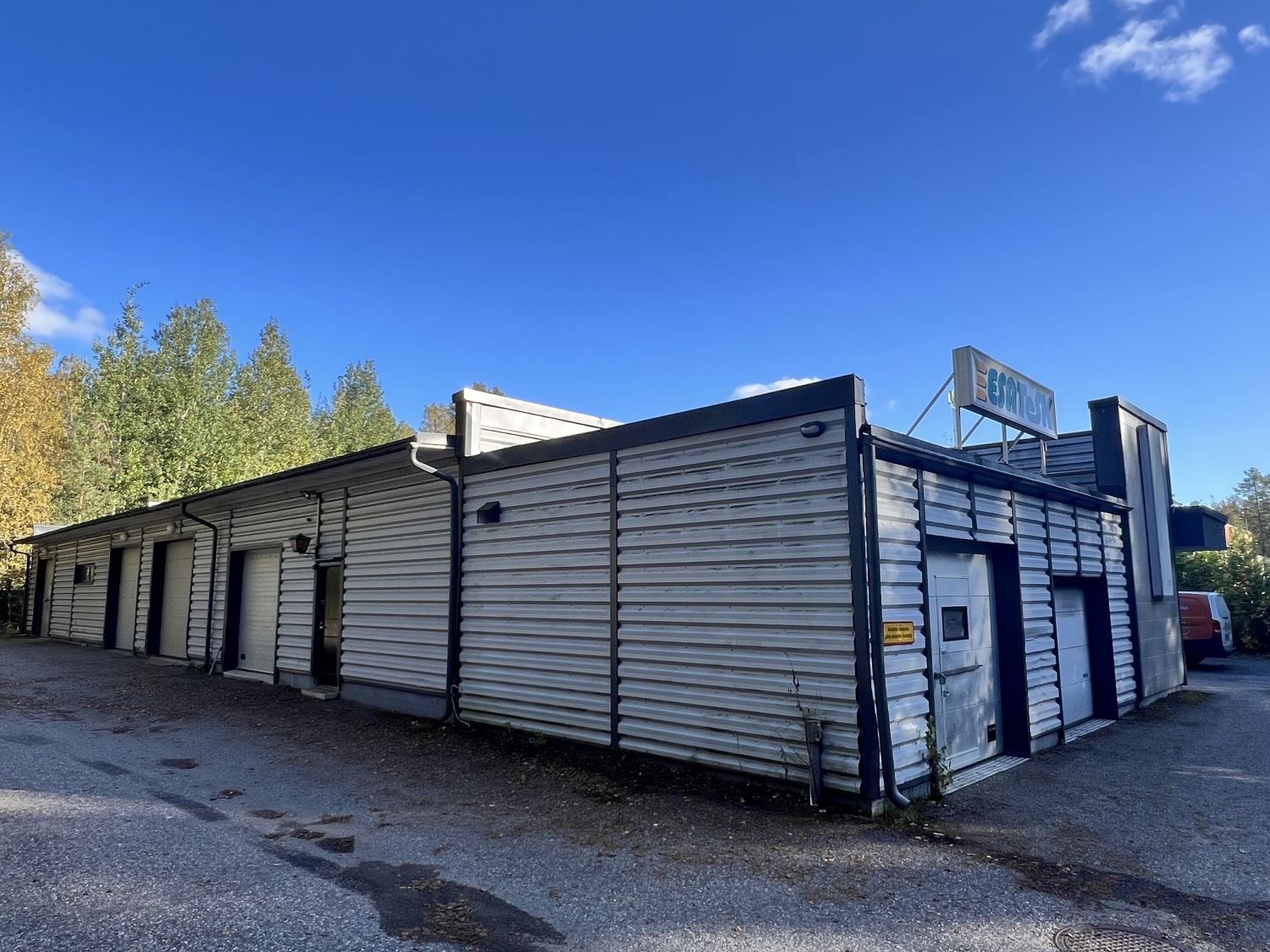 Halli-/varasto-/toimitila hyvällä paikalla Hyvinkäällä, 105m2. 1 toimistohuone

Asfaltoitu piha. Nosto-ovi. 
Yhteiskäytt...