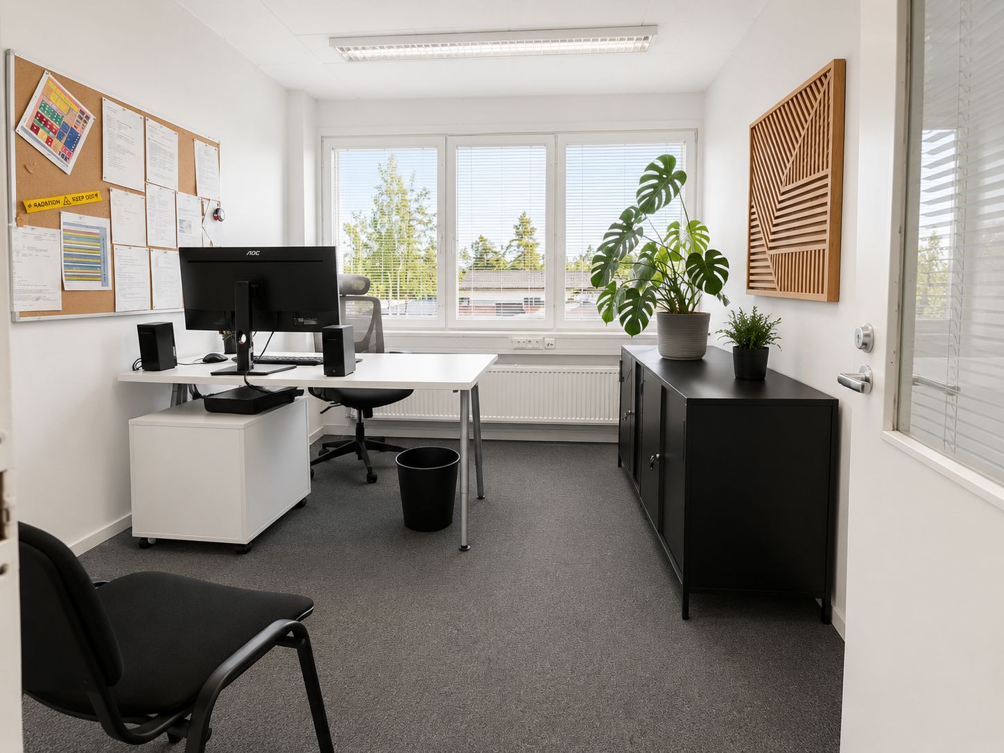 Myydään monipuolinen toimistotilakokonaisuus Vantaan Ylästössä. Tilat 84 m² + 218 m², yhteensä 302 m², myydään yhdessä t...