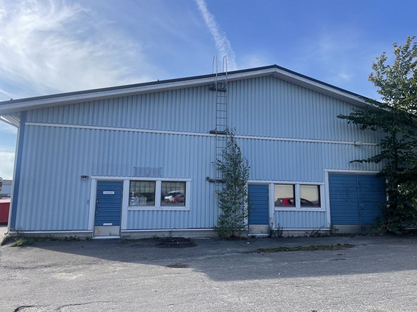 Vuokrattavana 132 m² hallitila Iso-Heikkilän alueelta osoitteessa Akselintie 7, Turku.Kyseessä on päätyhalli, jonka vapaa korkeus on noin 4 metriä. Käyntioven lisäksi tilassa on nosto-ovi, jonka korkeus on 3 metriä ja leveys 3 metriä. Tilasta löytyvät wc- ja suihkutilat (ei keittiötiloja). Lämmitys...