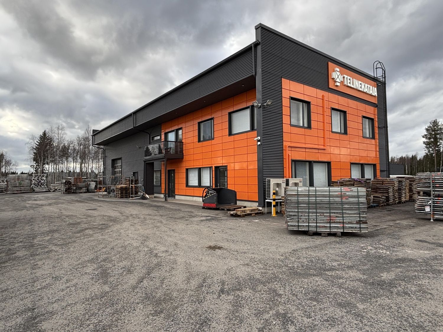 Konkurssipesä myy Kiinteistö Oy Marmoritien Citytilat nimisen yhtiön osakekannan. Kohde on vuokrattu pitkäaikaisella sopimuksella. Kohde on valmistunut 2023. Kohde sijaitsee tilavalla 8 202 m2:n Oulun kaupungin vuokratontilla.Päärakennuksessa on monipuoliset toimistotilat oheistiloineen kahdessa ke...