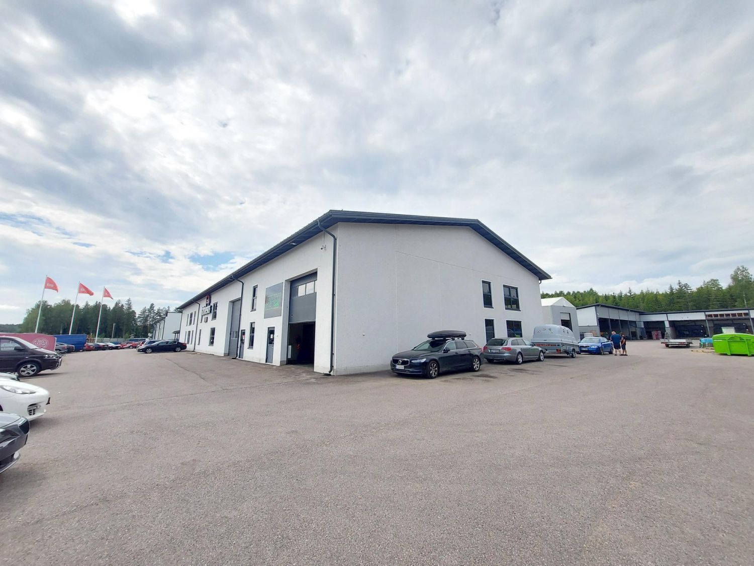 Nurmijärvellä hyvä kuntoinen läpiajettava hallitila. Halli sijaitsee hyvällä paikalla, vanhan Hämeenlinnantien varressa. Hallissa kaksi sähkökäyttöistä nosto-ovea, lattiakaivo, reilusti sähköpistokkeita, wc ja pihatilaa noin 300m2.  Halli noin 10m leveä ja 20m pitkä, vapaa korkeus 5,7m, nosto-ovet 4...