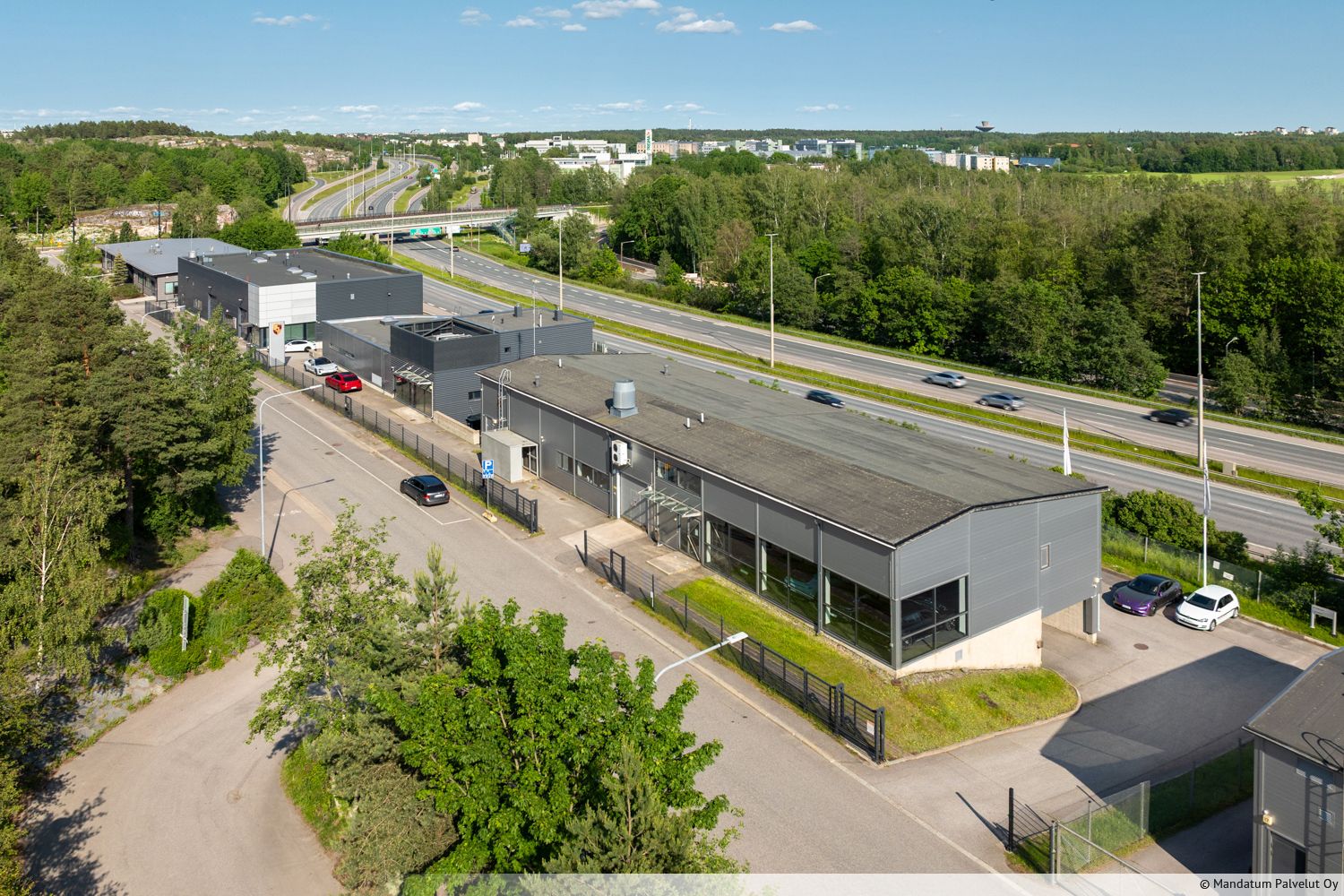 Tämä kiinteistön katutasossa sijaitseva toimitila soveltuu erinomaisesti sekä tuotantokäyttöön että varastoksi. Logistii...