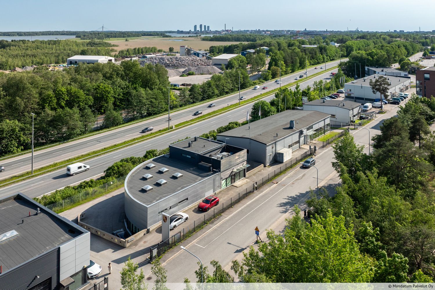 Tämä kahdessa kerroksessa sijaitseva toimitila toimii tällä hetkellä automyymälänä ja tarjoaa erinomaiset puitteet monenlaiseen liiketoimintaan. Tiloihin on suora ja vaivaton kulku suoraan piha-alueelta suuren nosto-oven kautta, mikä tekee logistiikasta ja ajoneuvojen tai tavaroiden liikuttelusta su...