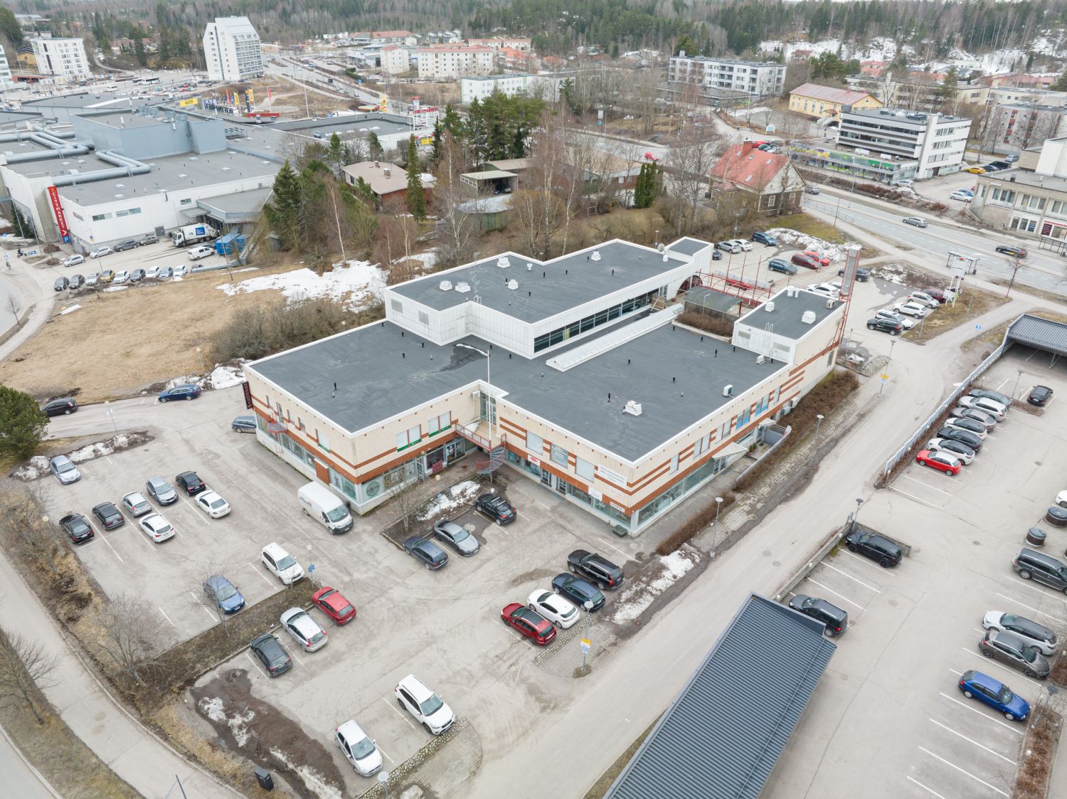 Liiketilaa Klaukkalan keskustassa (kauppakeskus Kauppakeidas). Nykyisellään 8 huonetta, keittiö ja saniteettitiloja sekä...