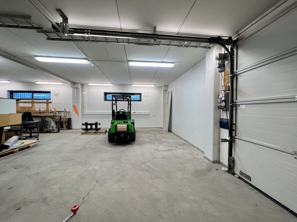Hakkilankaari 9, VantaaVarastotilaa Vantaan Hakkilassa.Tämä 496 m² varastotila sijaitsee kiinteistön kellarikerroksessa. Tila on sisään ajettava ja se on mahdollista jakaa kahdelle käyttäjälle. Tilan nosto-ovi johtaa suoraan kiinteistön parkkihalliin. Varastossa on vesipiste. Tilan korkeus on noi...