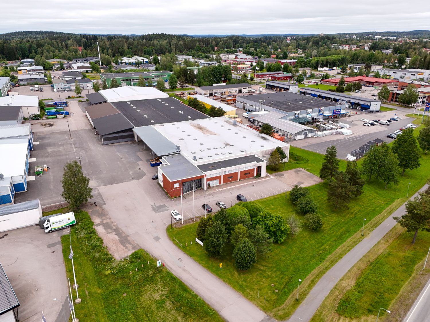Kaksi isoa korkeaa lämmintä varastohallia ja yksi kylmä korkea varastohalli ja toimistotiloja keskeisllä näkyvälläpaikal...
