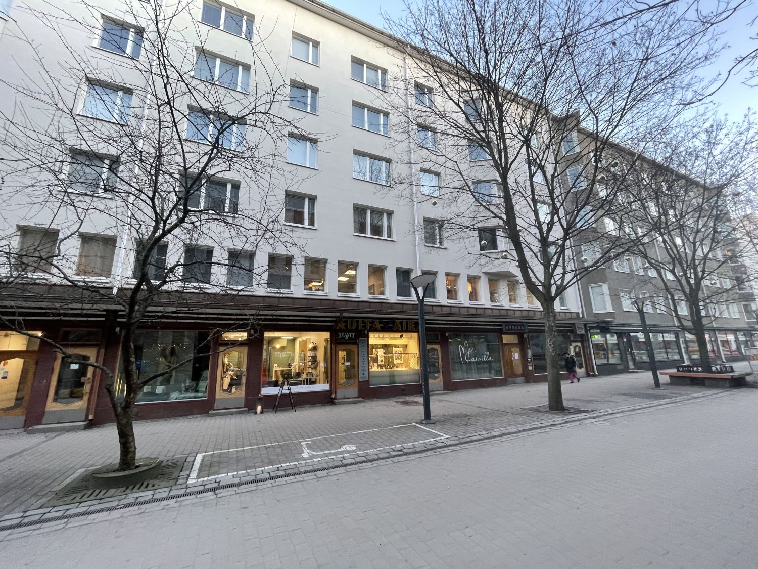 Myydään edullinen työ tai toimistotila hyvästä taloyhtiöstä!
Tila kaipaa remonttia koska ollut työpaja käytössä ja näin ...