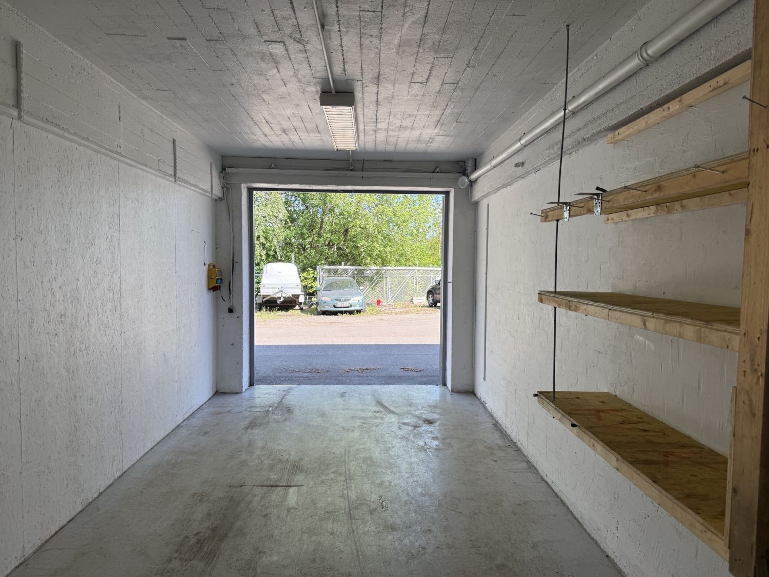 Erikokoisia pienvarastotiloja 6,2 m2 - 12 m2 ja kaksi 27 m2:n  autohallia/varastoa autolla sisään tiloja.