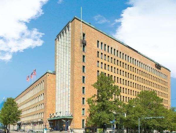 Monipuolinen 850 m² toimitila Postitalon ensimmäisessä kerroksessa. Tilassa on kolme erillistä sisäänkäyntiä sekä tavara...