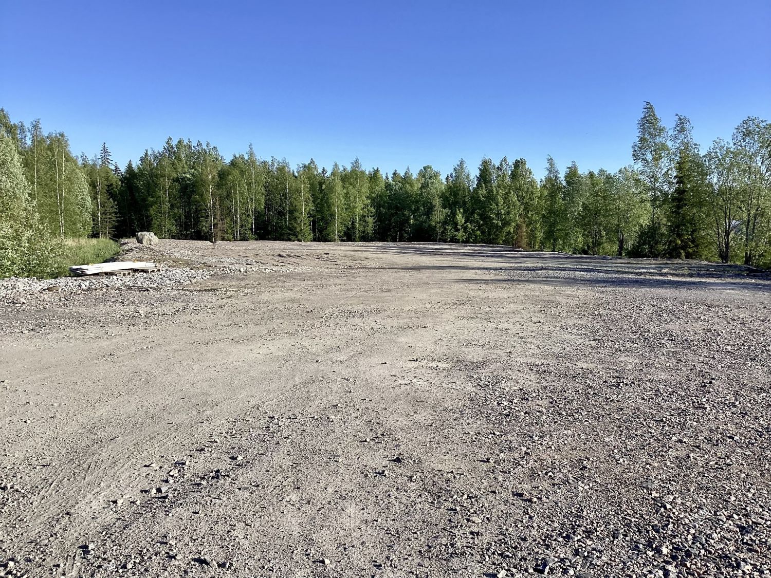 Upea ja iso rakennuspaikka teollisuusalueen keskeltä. Tonttia on jo täytetty puhtaalla kiviainekselle ja nämä ovat ehtin...