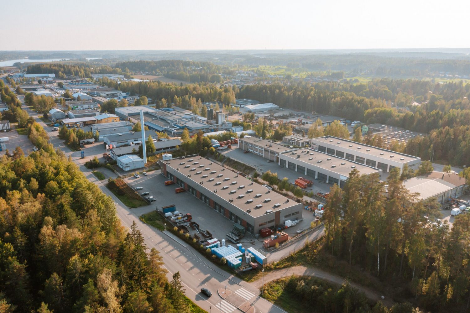 Moderni 2 967 m²:n varastohalli Espoon Juvalla. Vuonna 2017 valmistunut last-mile-rakennus toimistotiloilla varustettuna...