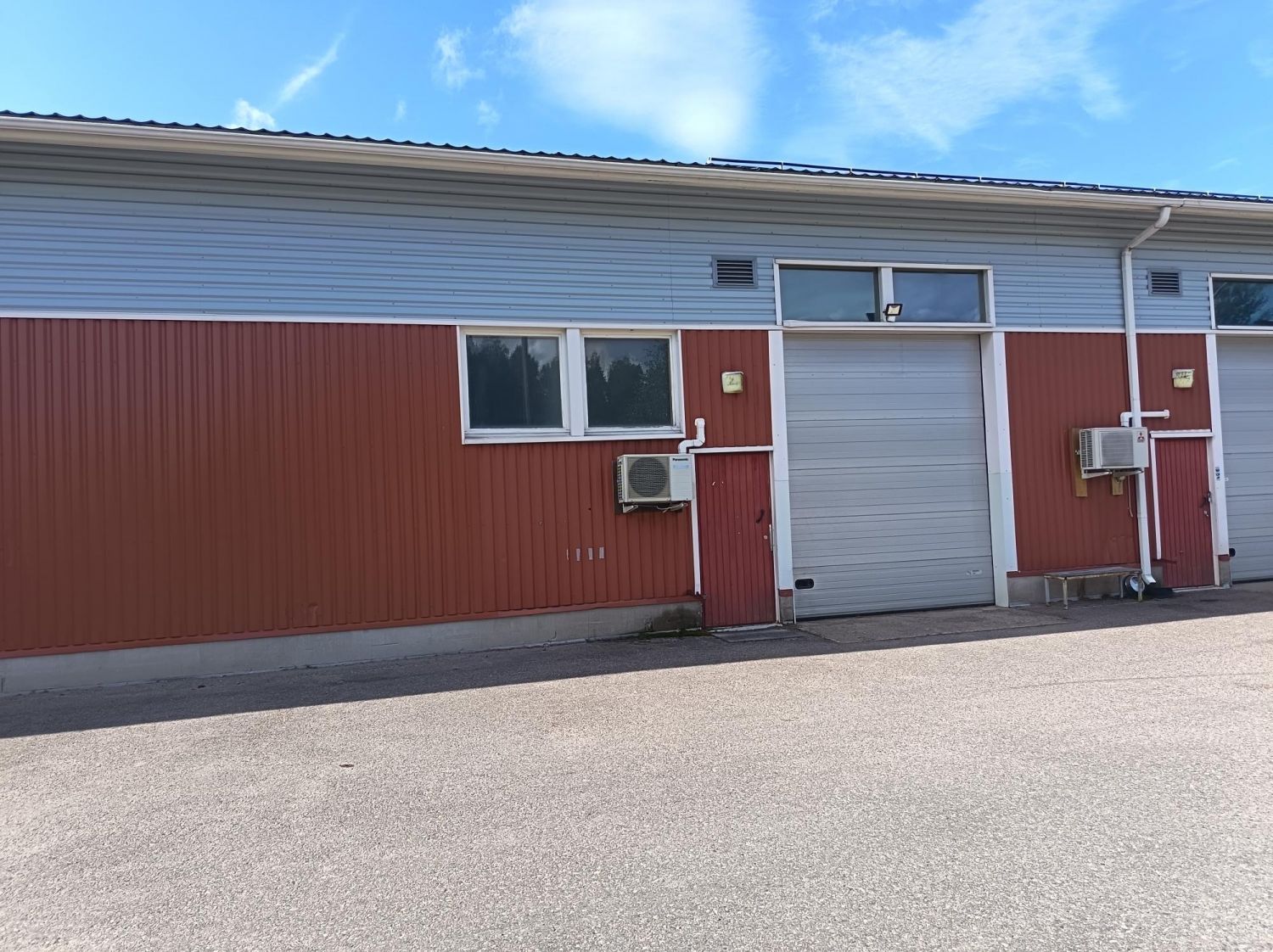 Vapautumassa 2 vierekkäistä hallia, jotka voidaan vuokrata yhdessä tai erikseen. Vapaa korkeus noin 5 m. Suuri nosto-ovi...