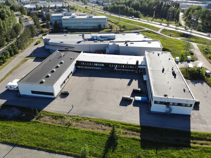 Vuokrataan 230 m²:n 2. kerroksen toimistotila. Toimisto jakaantuu erikokoisiin huoneisiin ja avotilaan. Käynti portaiden kautta tilaan. Tilan yhteyteen voidaan vuokrata alapuolella olevaa varastotilaa, johon voidaan tarvittaessa järjestää suora yhteys sisäportaan kautta.