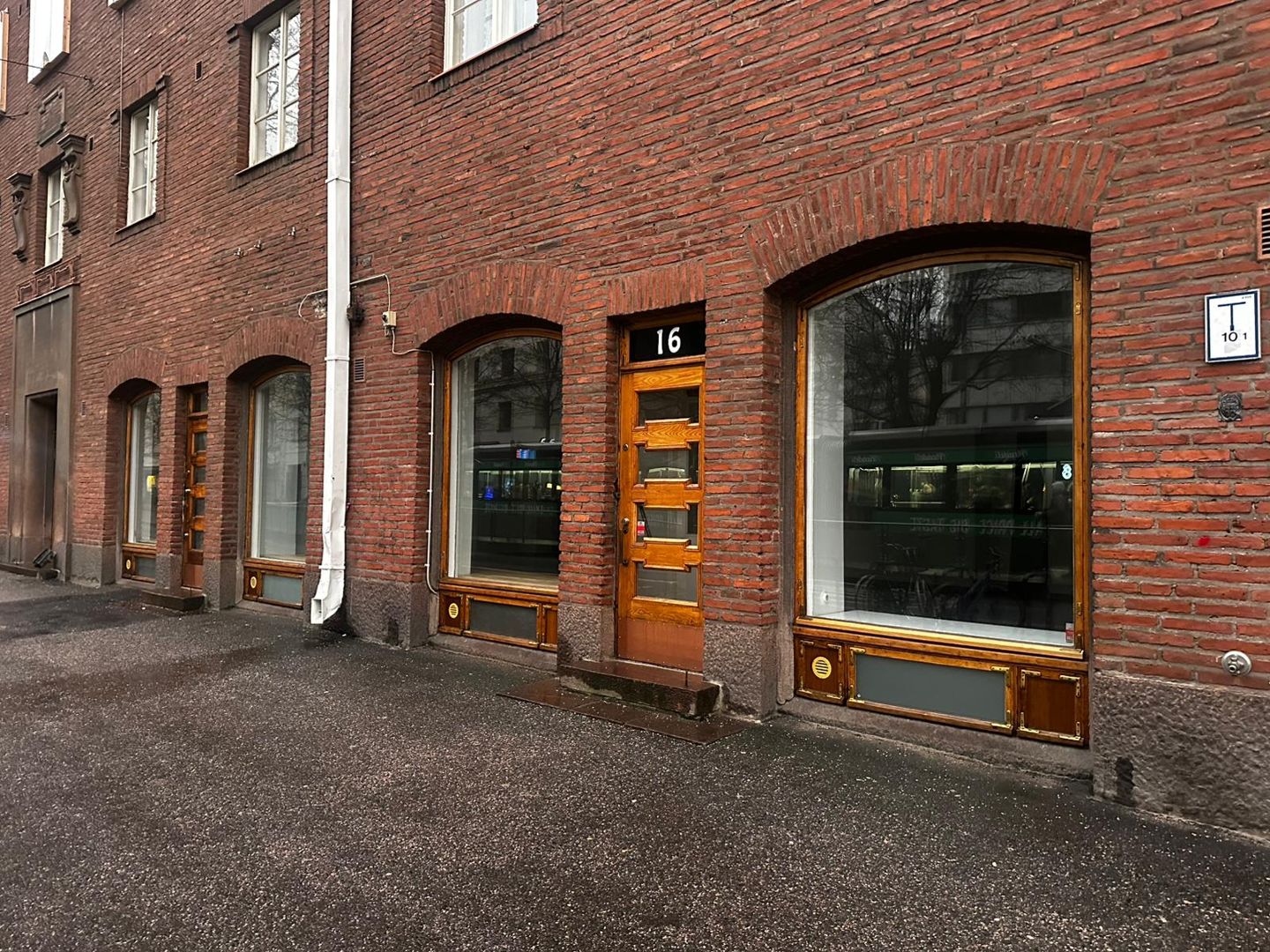 Vuokrattavana katutason 100 m2 kulmaliike-/toimistotila Harjun keskeisimmältä sijainnilta. Kokonaispinta-ala on 90 m2 li...