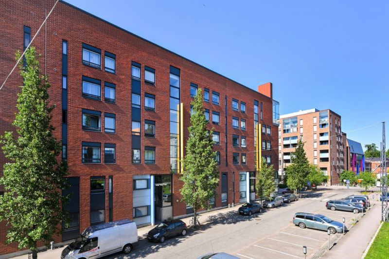 Siisti 68 m² liiketila asuintalon kivijalassa, hyvälla paikalla Arabianrannassa.