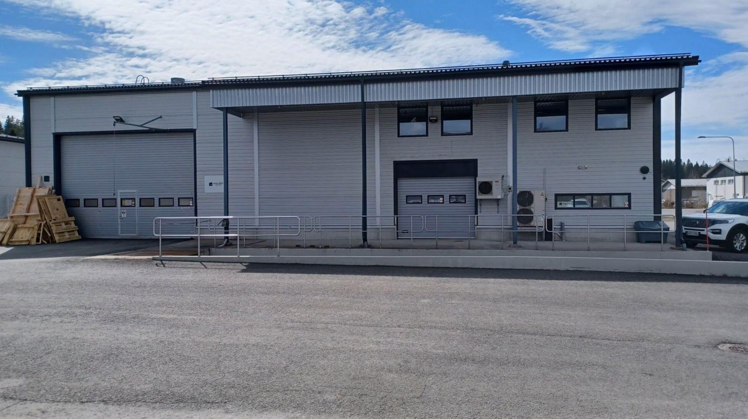 Punasillantie 31 A sijaitsee Muuramen yritysalueella hyvien kulkuyhteyksien varrella. Kiinteistö tarjoaa toimivat ja muunneltavat tilat monenlaiseen yritystoimintaan, ja sen sijainti mahdollistaa sujuvan liikkumisen niin Jyväskylän suuntaan kuin muualle Keski-Suomeen. Rauhallinen mutta helposti sa...