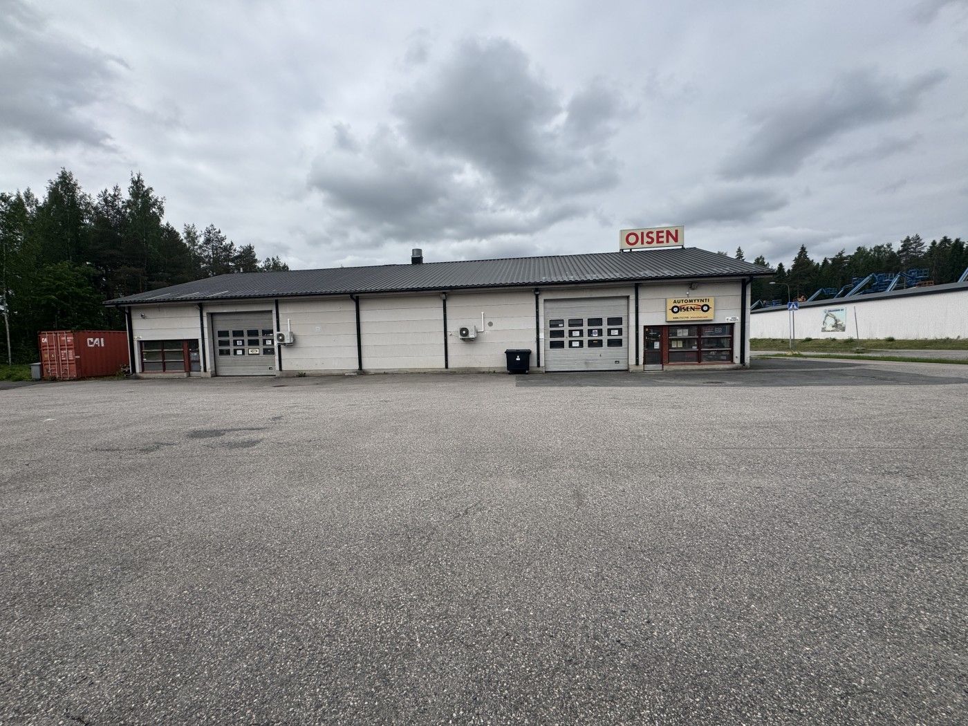 Monenlaiseen käyttöön sopiva halli hyvällä sijainnilla lähellä Hanko- Porvootietä. Tiloissa on ollut autoliike ja autoko...