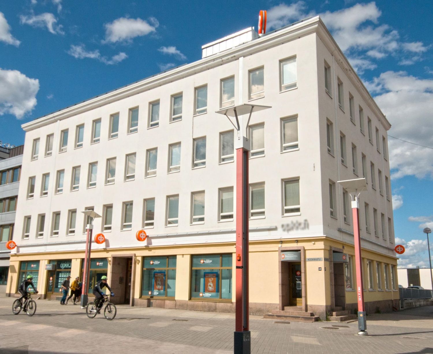 Toimistotilaa keskeisellä sijainnilla historiallisessa Vanhassa Osuuspankin talossa. Avara 56 m² toimistotila sekä erillinen keittokomero  jääkaapilla ja astianpesukoneella varustettuna. Lisäksi tilassa on oma wc ja odotustilaksikin soveltuva eteinen. Rakennus on kauttaaltaan remontoitu keväällä 202...